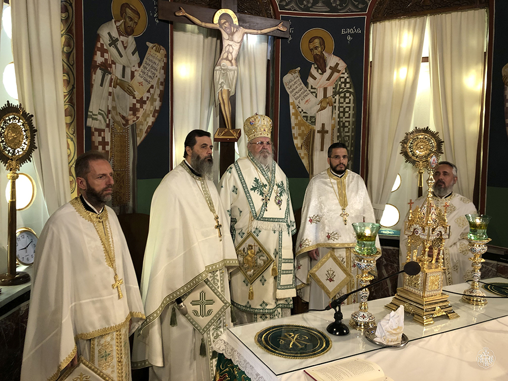 ΚΥΡΙΑΚΗ ΜΕΤΑ ΤΗΝ ΥΨΩΣΗ Ο ΣΕΒΑΣΜΙΩΤΑΤΟΣ ΜΗΤΡΟΠΟΛΙΤΗΣ ΜΑΣ, ΣΤΟΝ ΙΕΡΟ ΝΑΟ ΑΓΙΑΣ ΤΡΙΑΔΟΣ ΒΥΡΩΝΟΣ