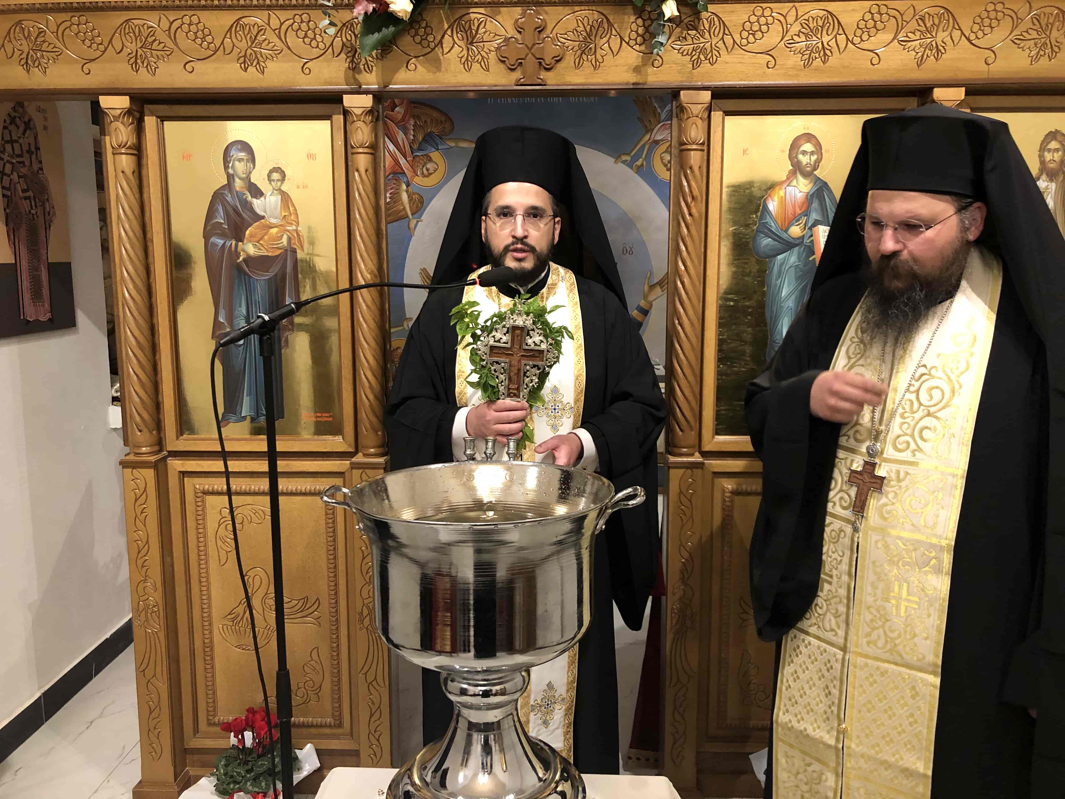 Ο ΠΑΝΗΓΥΡΙΚΟΣ ΕΣΠΕΡΙΝΟΣ ΚΑΙ Η ΑΚΟΛΟΥΘΙΑ ΤΟΥ ΑΓΙΑΣΜΟΥ ΣΤΟ ΙΕΡΟ ΠΑΡΕΚΚΛΗΣΙΟ ΤΩΝ ΑΓΙΩΝ ΑΝΑΡΓΥΡΩΝ ΚΟΣΜΑ ΚΑΙ ΔΑΜΙΑΝΟΥ,ΚΑΤΩΘΕΝ ΤΟΥ ΙΕΡΟΥ ΝΑΟΥ ΑΓΙΑΣ ΤΡΙΑΔΟΣ ΒΥΡΩΝΟΣ